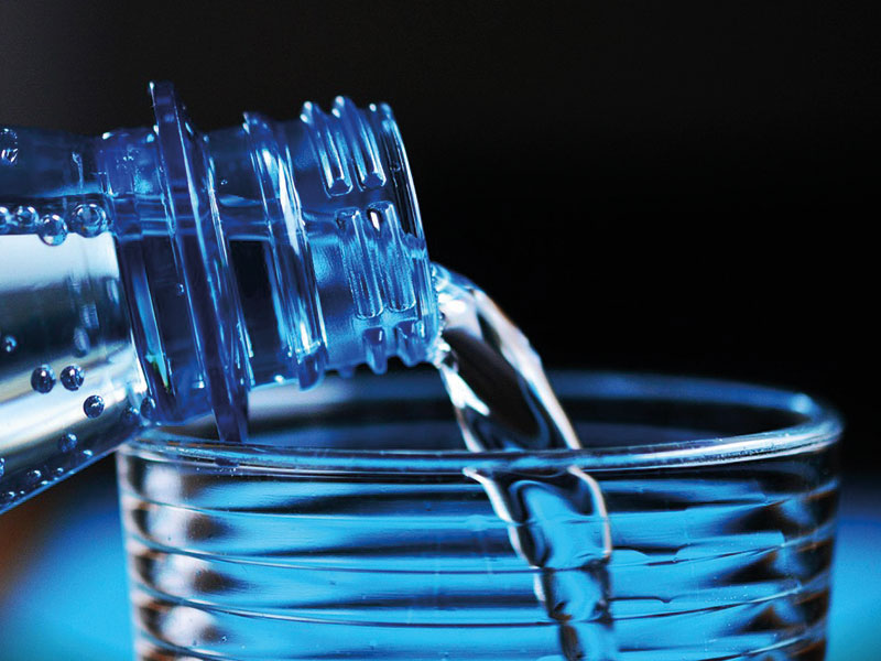 Ein Glas in das Trinkwasser gefüllt wird