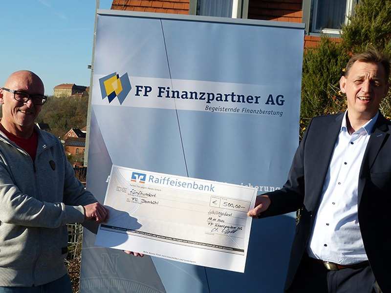 Stefan Gruber mit ehrenamtlichem Vereinsmitarbeiter