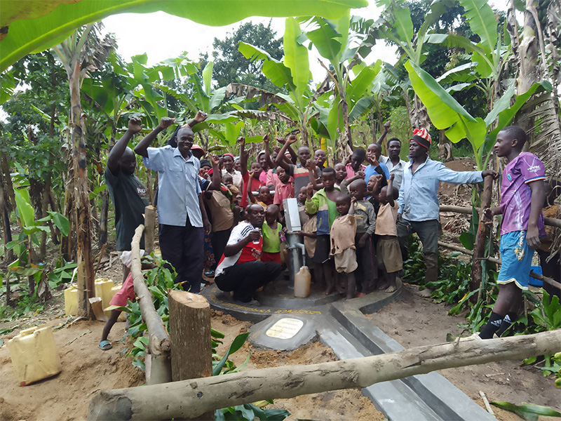Foto vom Bau eines neuen Brunnens in Nyabijoka, Uganda